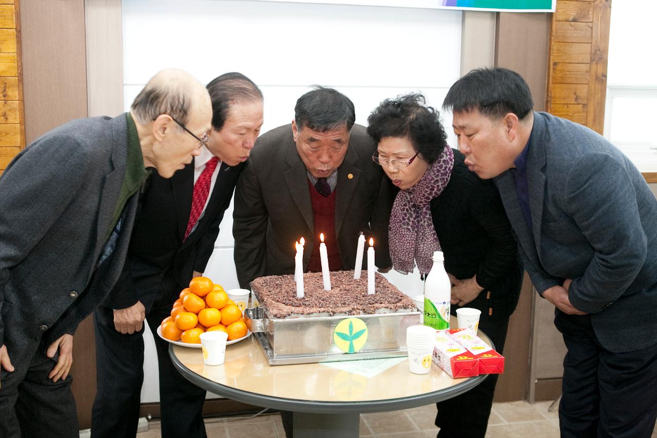 떡케익 촛불을 끄고있다.