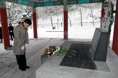 헌화식을 하는 관계자 분들.