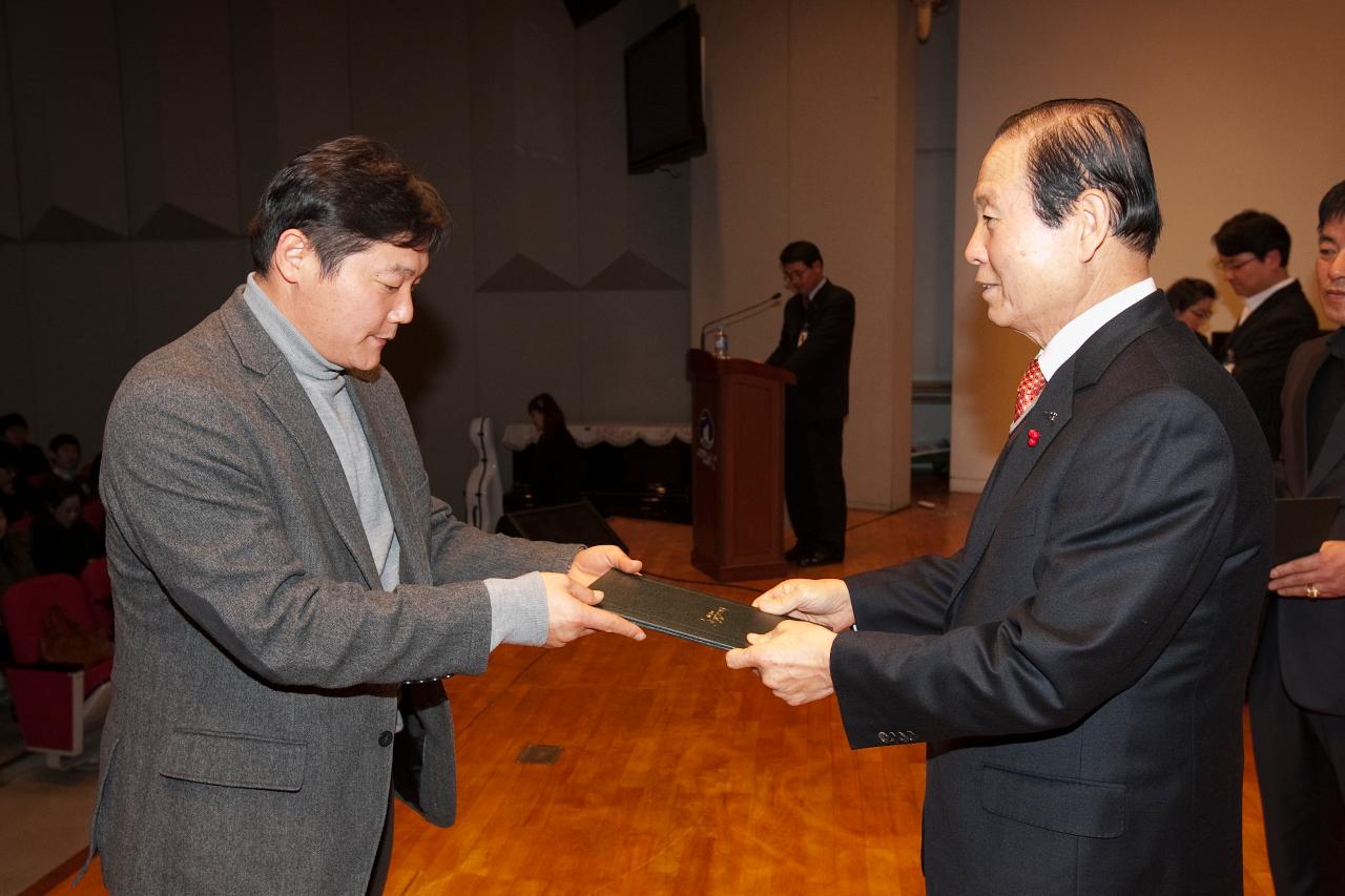 시장님이 시립예술단원에게 위촉장을 수여하는 모습