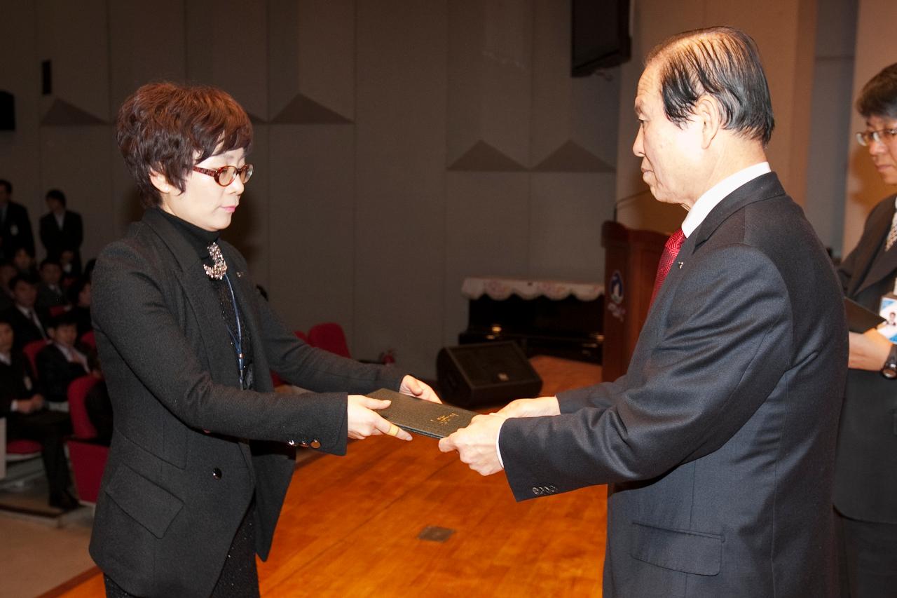 군산 시장님에게 사령교부를 받는 여성 참석자.