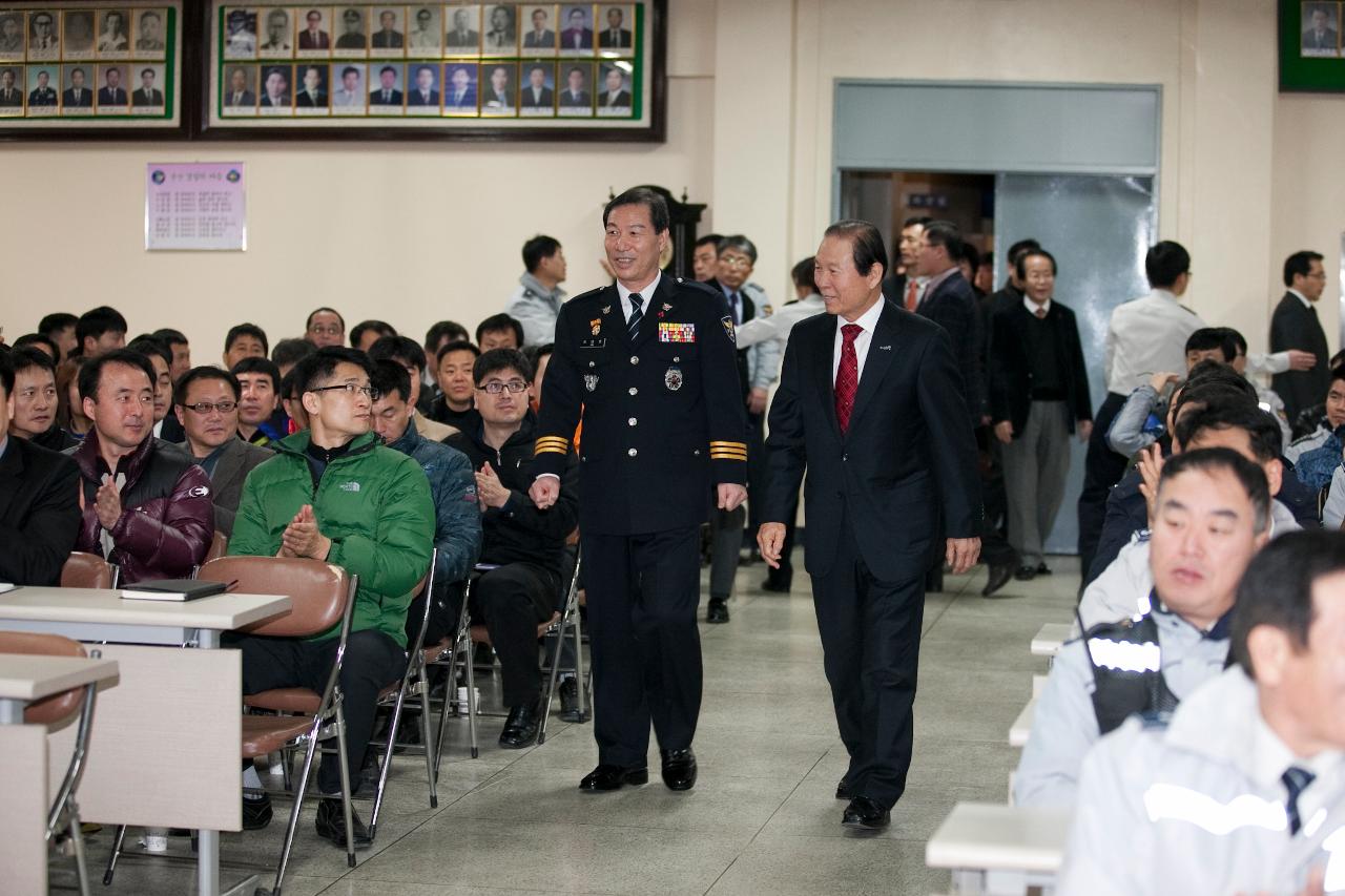 군산경찰서 초청 시장님 특강 장소에 박수를 받으며 입장 하는 모습.