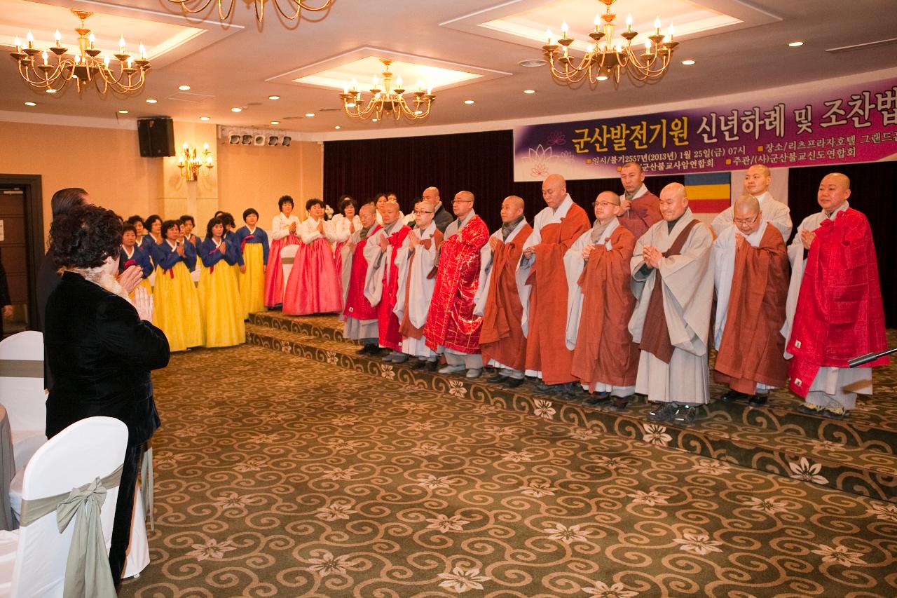 불교신도 연합 조찬법회에 참석한 스님들의 기념촬영.3