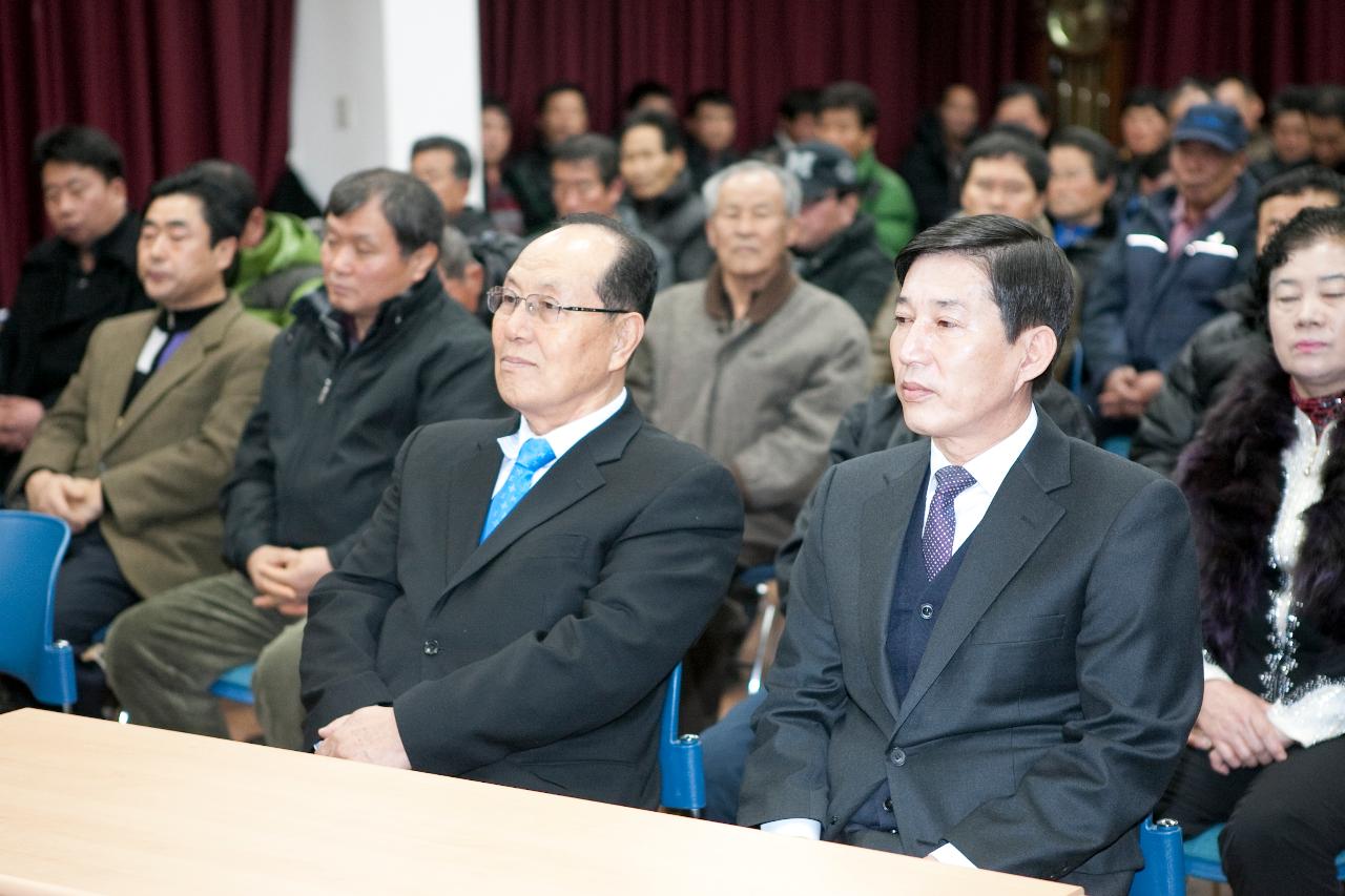 경청중인 각 대표자와 주민들.