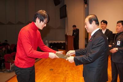 시장님이 시립예술단원에게 위촉장을 수여하는 모습