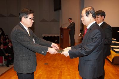 군산 시장님에게 사령교부를 받는 참석자.