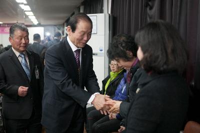 서수면 주민과 인사 나누는 군산 시장님.