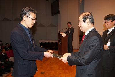 군산 시장님에게 사령교부를 받는 참석자.