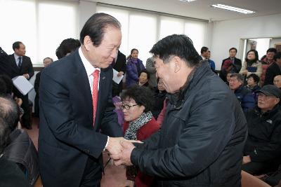 옥산면 주민과 악수하는 시장님.