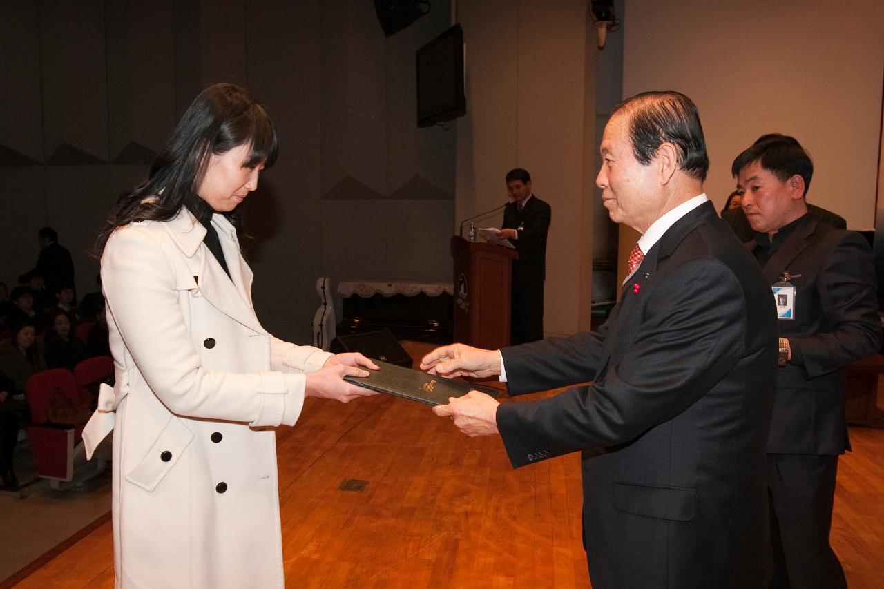 시장님이 시립예술단원에게 위촉장을 수여하는 모습