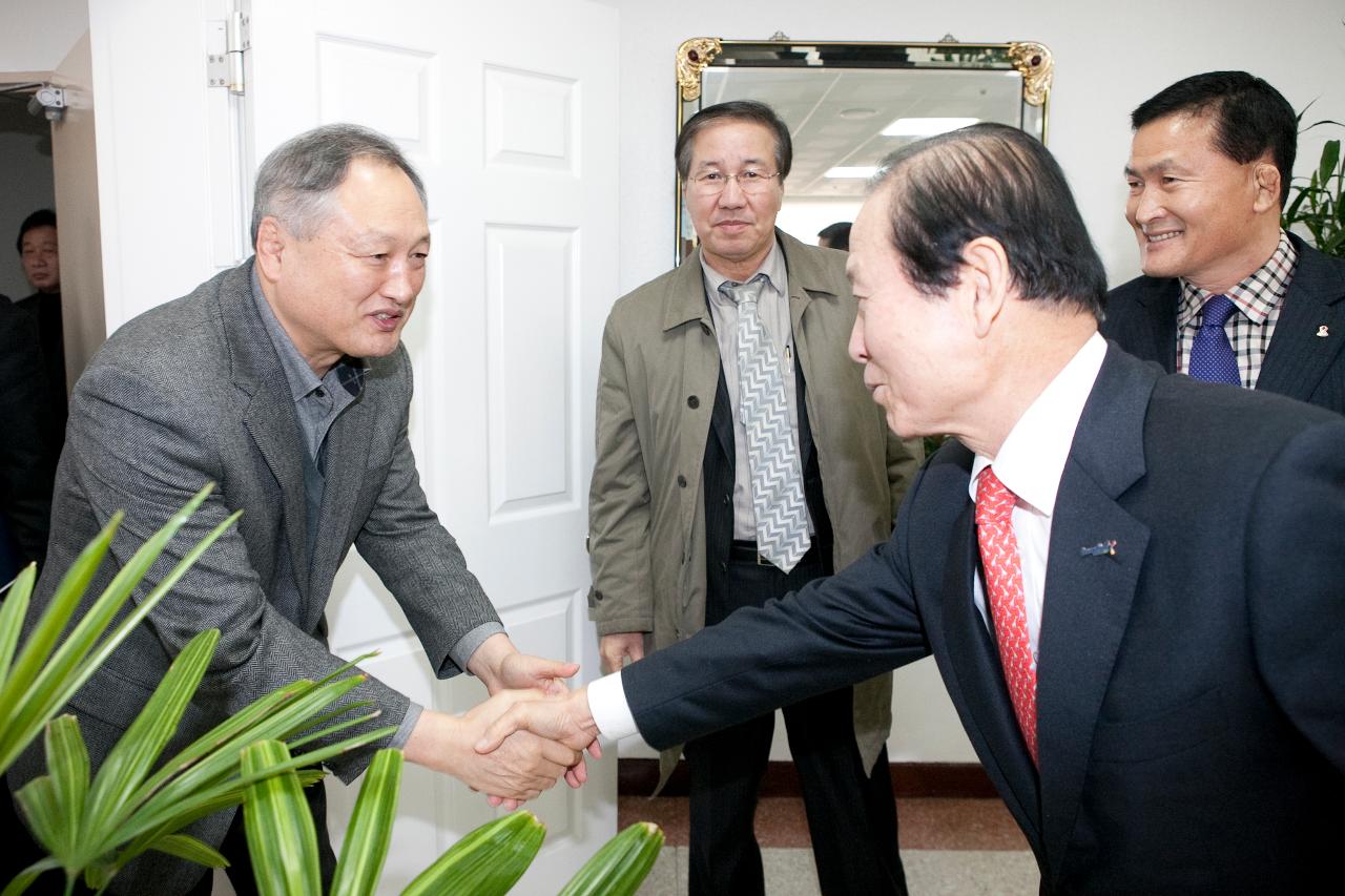 설날씨름대회 협회관계자와 인사하는 시장님.