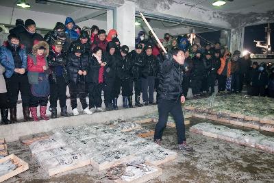 가운데 갈고리를 든 아저씨는 벌써 얼굴이 달아올랐다.