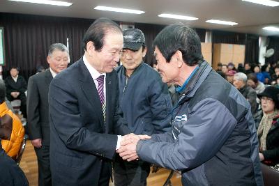 서수면 주민과 인사 나누는 군산 시장님.