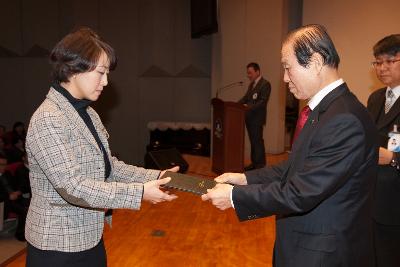 군산 시장님에게 사령교부를 받는 여성 참석자.