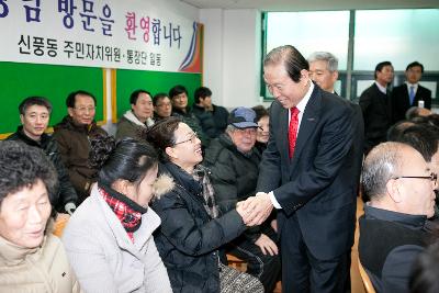 신풍동 연두방문에서 주민과 악수를 청하며 인사를 나누는 군산 시장님.