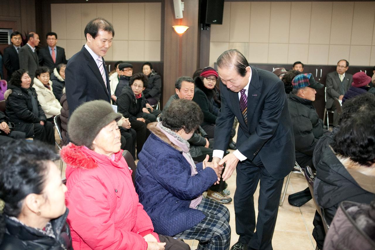 해신동 주민과 인사하는 군산 시장님.