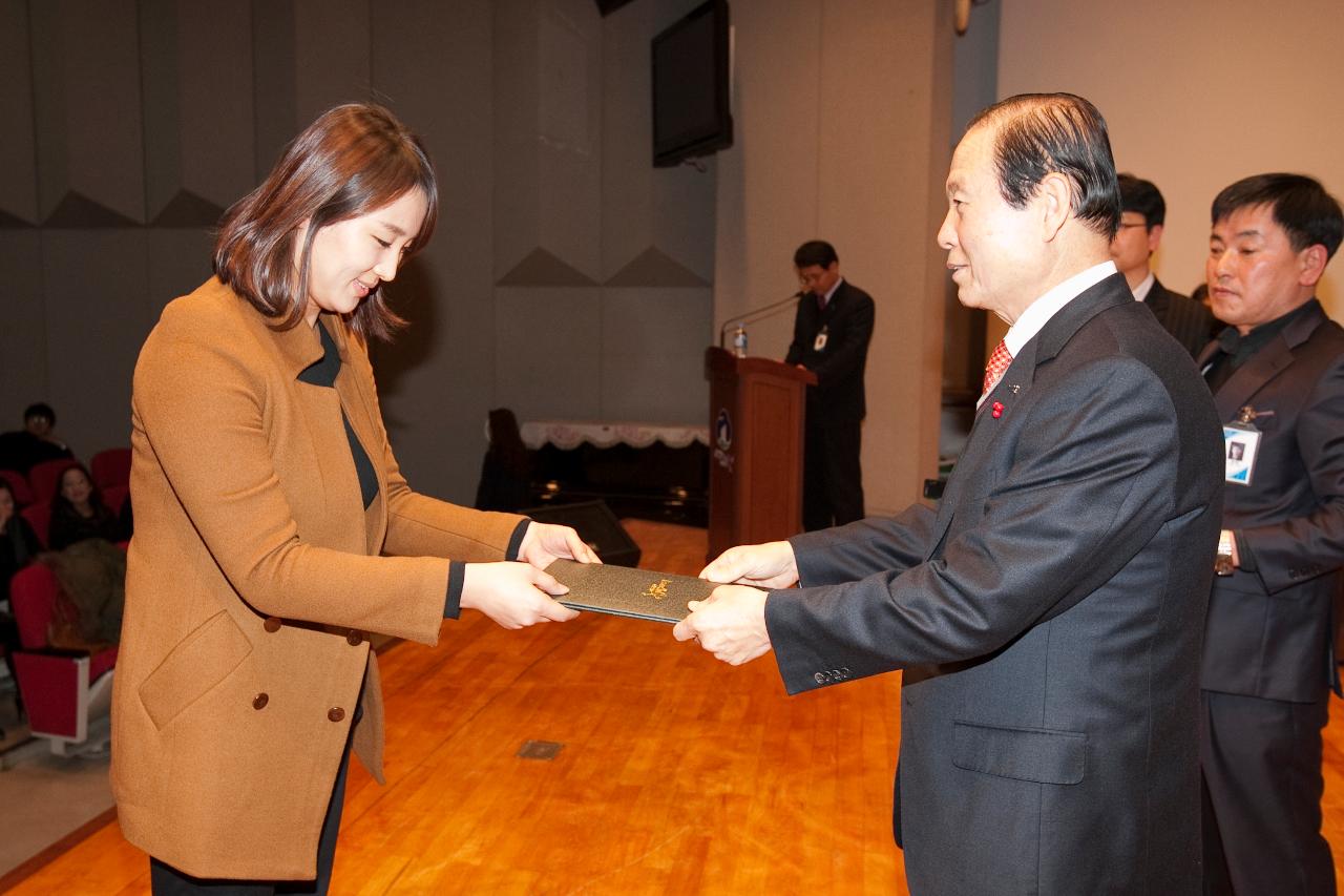 시장님이 시립예술단원에게 위촉장을 수여하는 모습