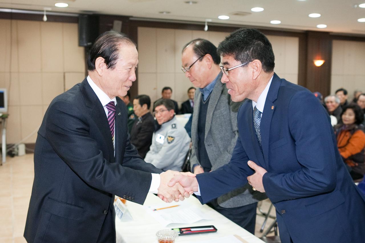 해신동 주민과 인사하는 군산 시장님.