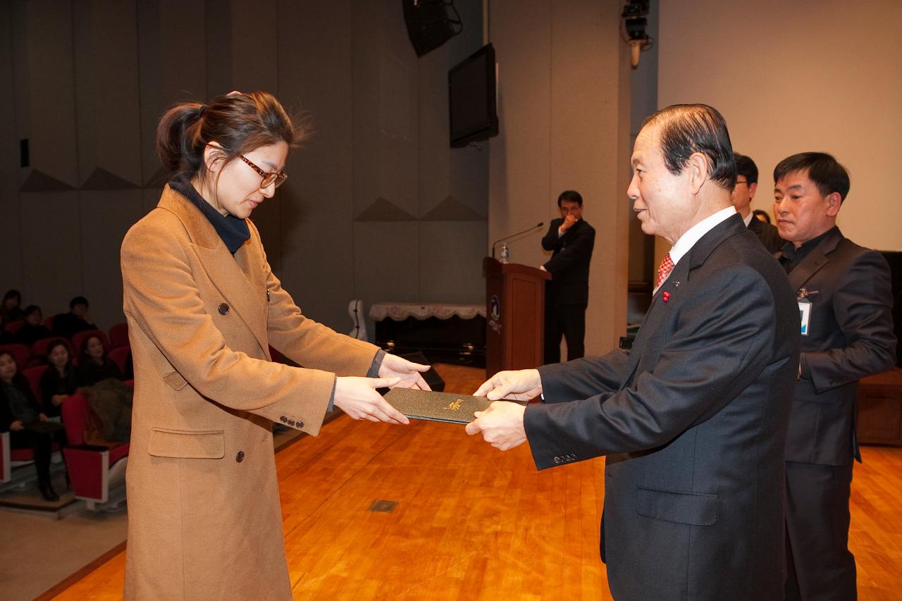 시장님이 시립예술단원에게 위촉장을 수여하는 모습