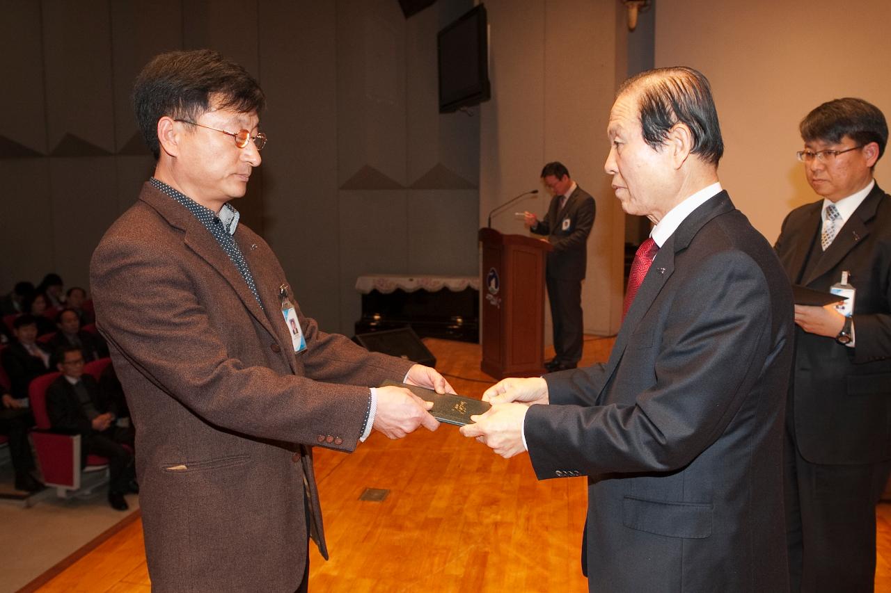 군산 시장님에게 사령교부를 받는 참석자.