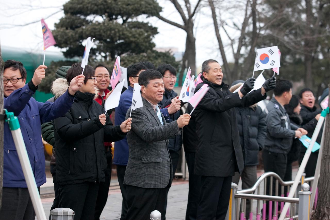 평창동계스페셜올림픽 성화봉송을 깃발을 흔들고있다.