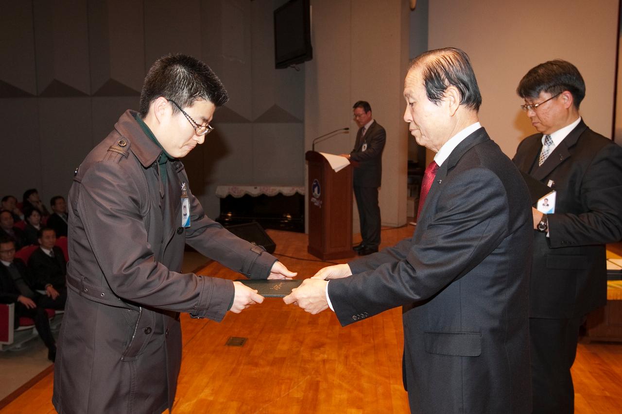 군산 시장님에게 사령교부를 받는 참석자.