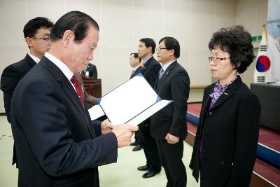 조기집행 우수부서 표창장을 읽고있는 시장님.