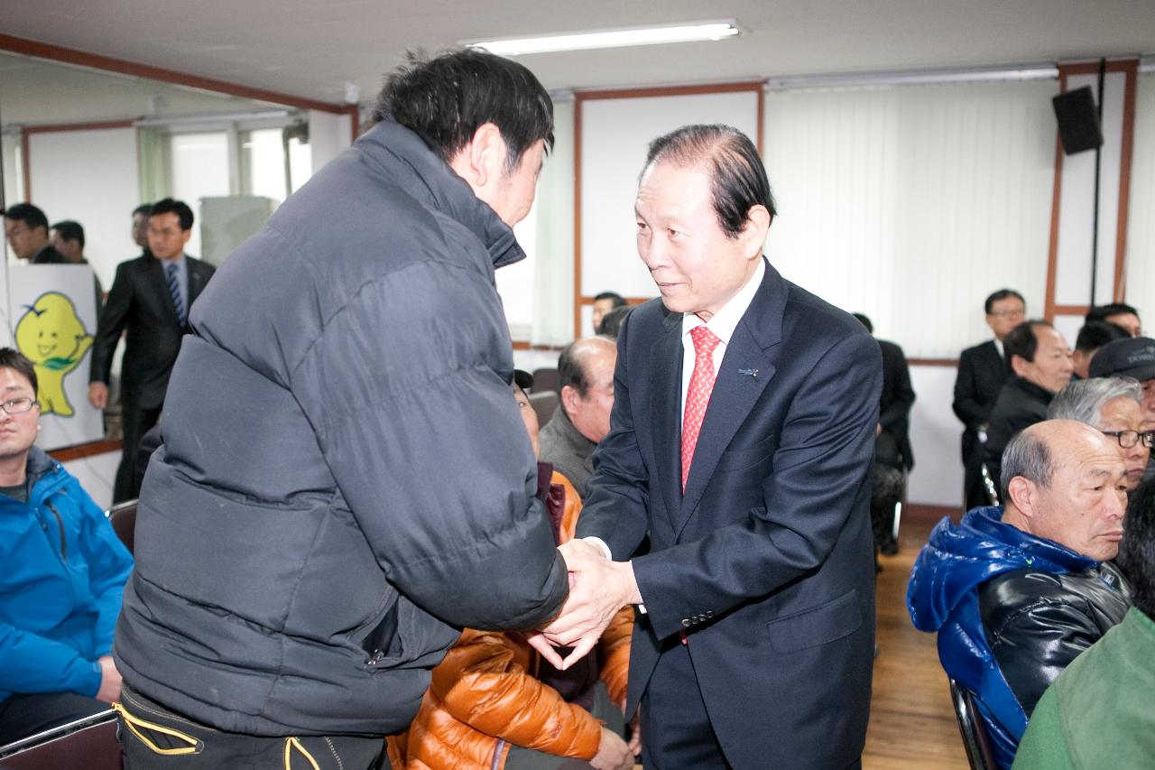 회현면 주민과 시장님과 인사.