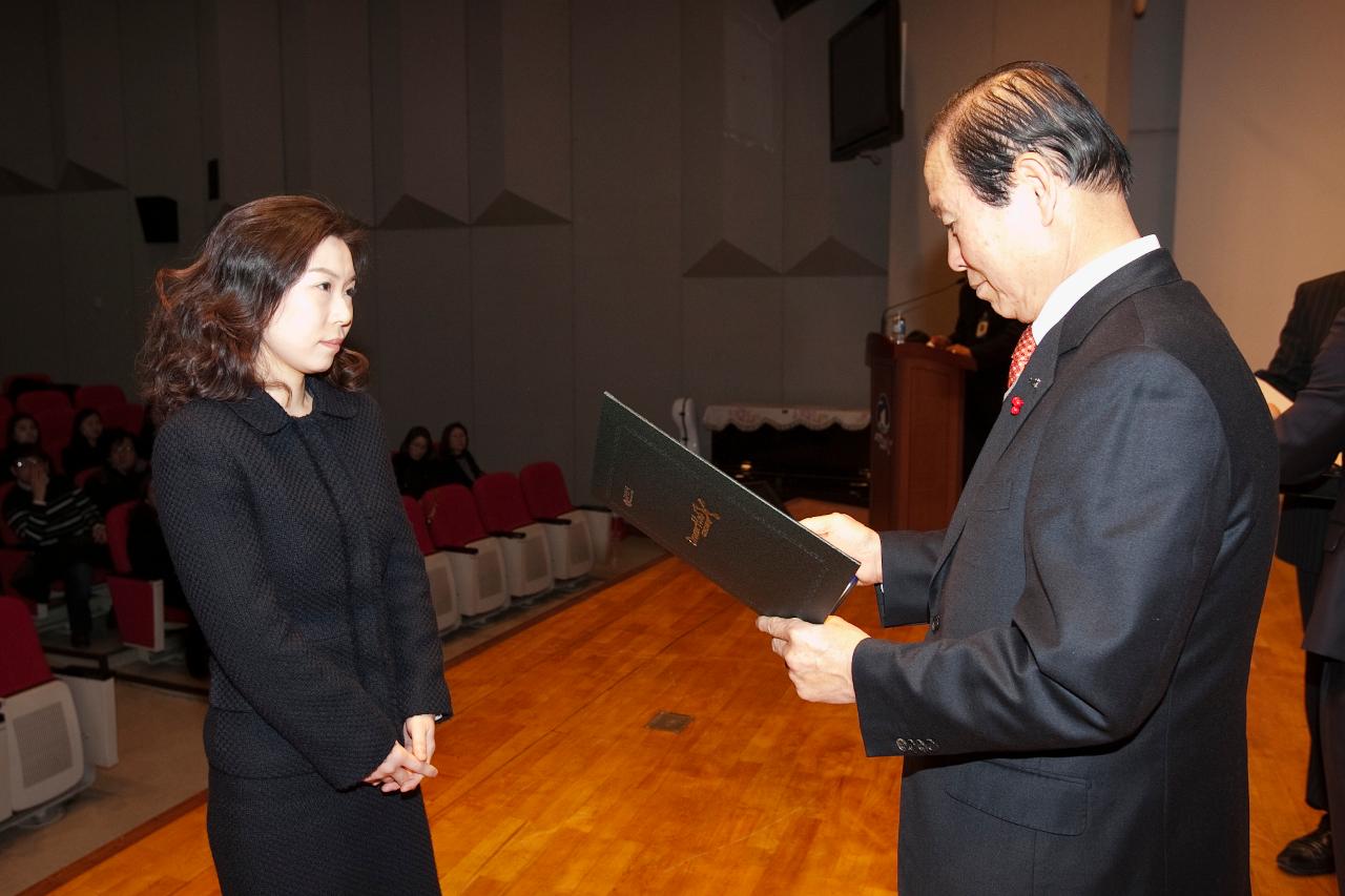 시장님이 시립예술단원에게 위촉장을 수여하는 모습