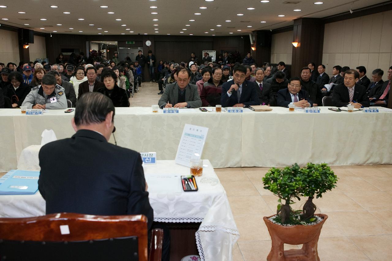 발표에 경청하는 시장님.