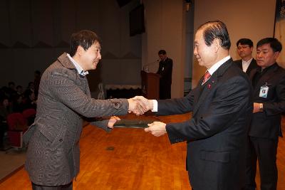 시장님이 시립예술단원에게 위촉장을 수여하는 모습