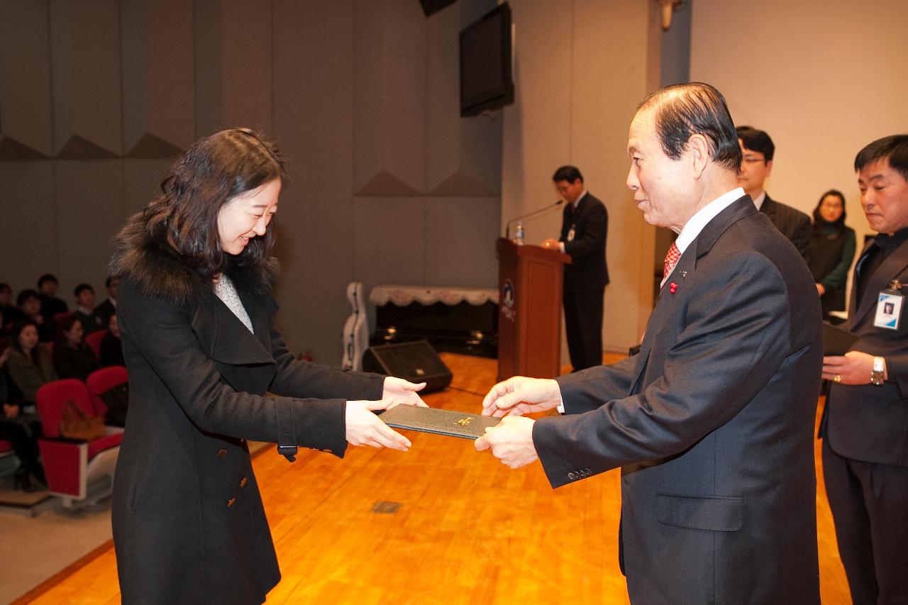 시장님이 시립예술단원에게 위촉장을 수여하는 모습