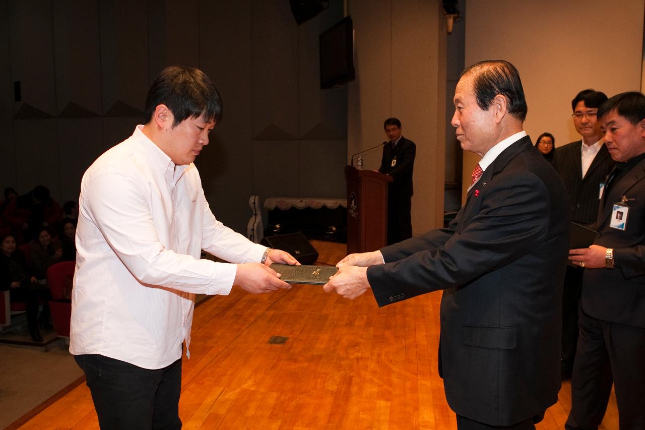 시장님이 시립예술단원에게 위촉장을 수여하는 모습