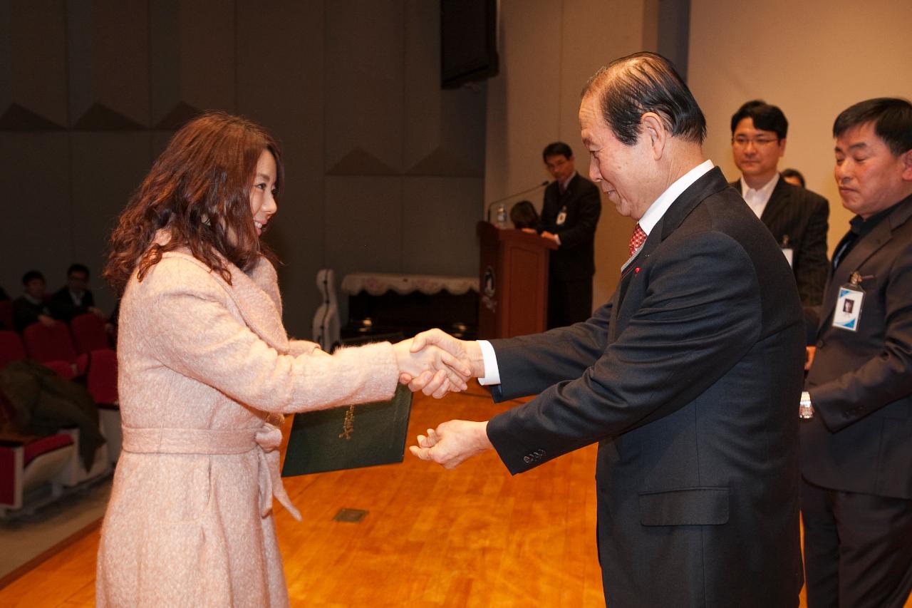 시장님이 시립예술단원에게 위촉장을 수여하며 악수하는 모습