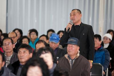 군산 시장님께 의견을 제시하는 대야면 주민.