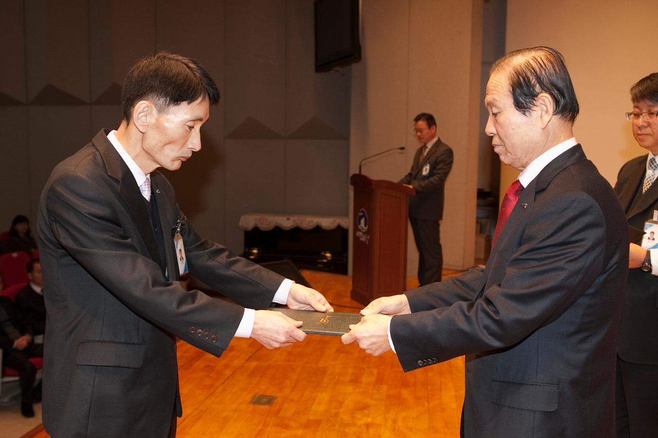 사령교부를 받는 참석자.