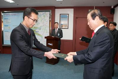 시장님께 사령교부 받고있는 참석인.