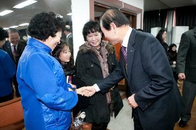 서수면 주민과 인사 나누는 군산 시장님.