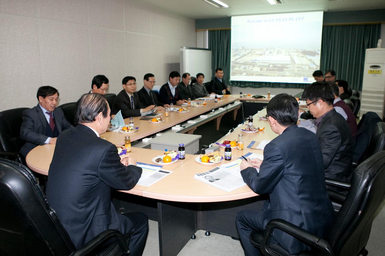 공단발전협의회 월례회의 군산 시장님과 회의를 진행하는 참석자들.