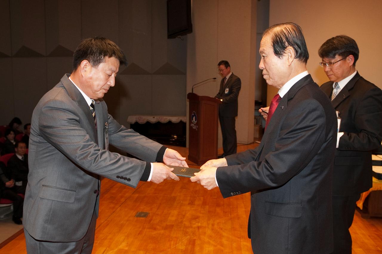 군산 시장님에게 사령교부를 받는 참석자.