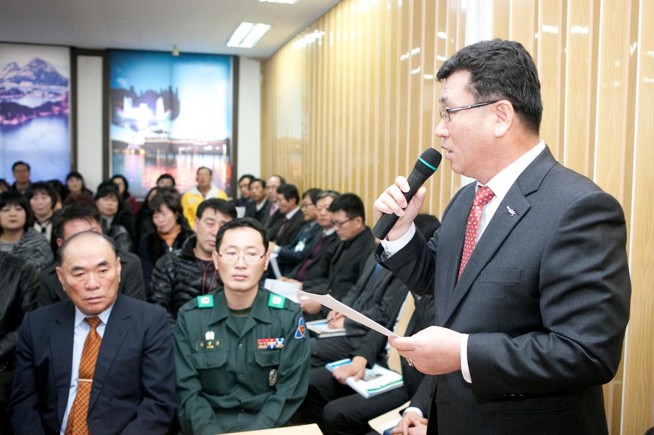 준비한 자료를 발표하고 있다.