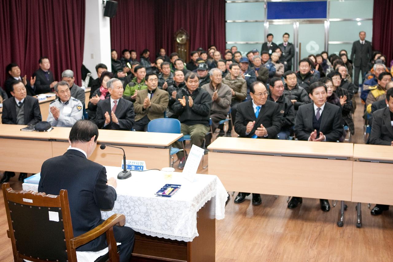 박수치는 임피면 주민과 군산 시장님.