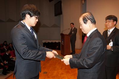 군산 시장님에게 사령교부를 받는 참석자.