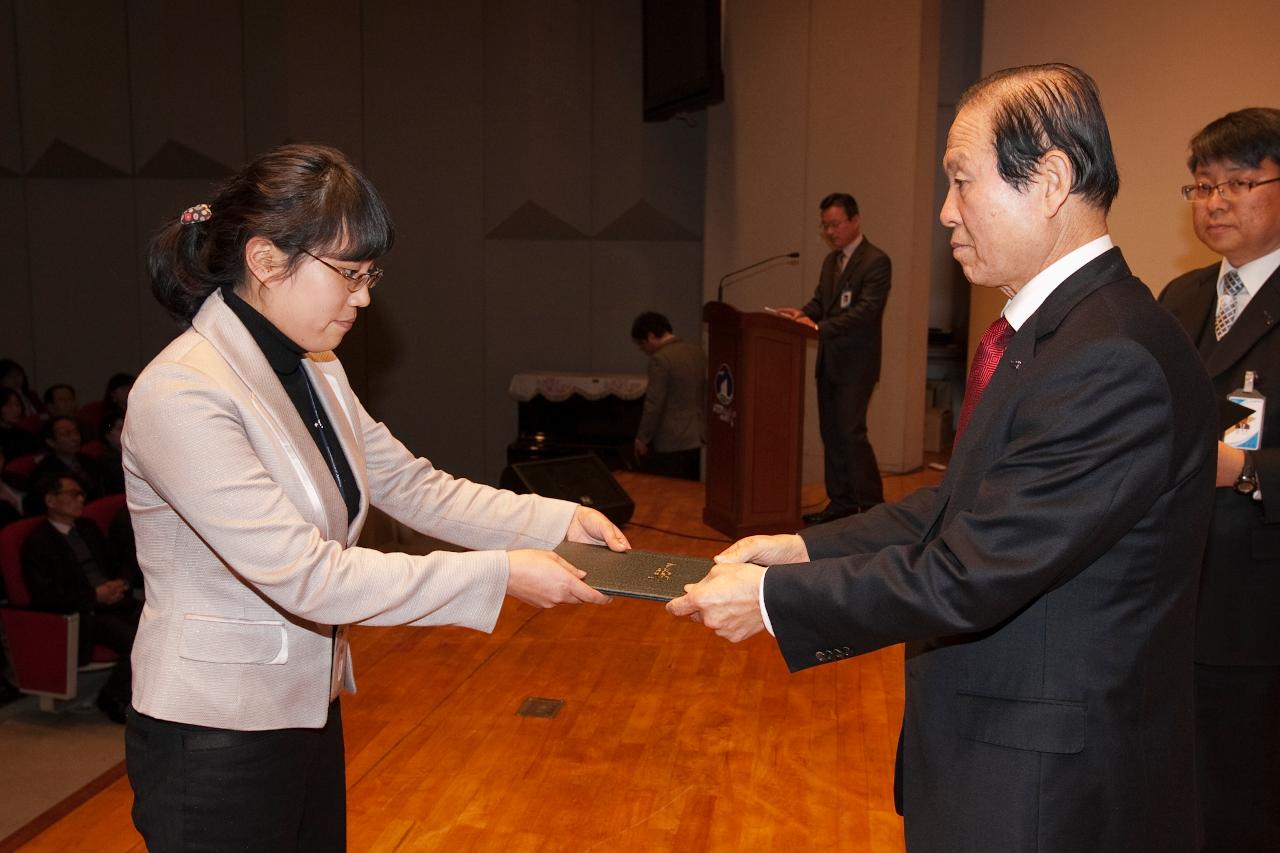 군산 시장님에게 사령교부를 받는 여성 참석자.