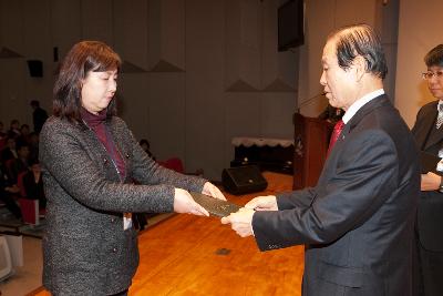 군산 시장님에게 사령교부를 받는 여성 참석자.