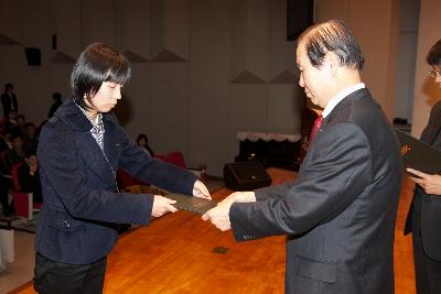 군산 시장님에게 사령교부를 받는 여성 참석자.