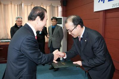 기업사랑 실천과제 자문관 위촉식에서 군산 시장님이 수여하고 있다.