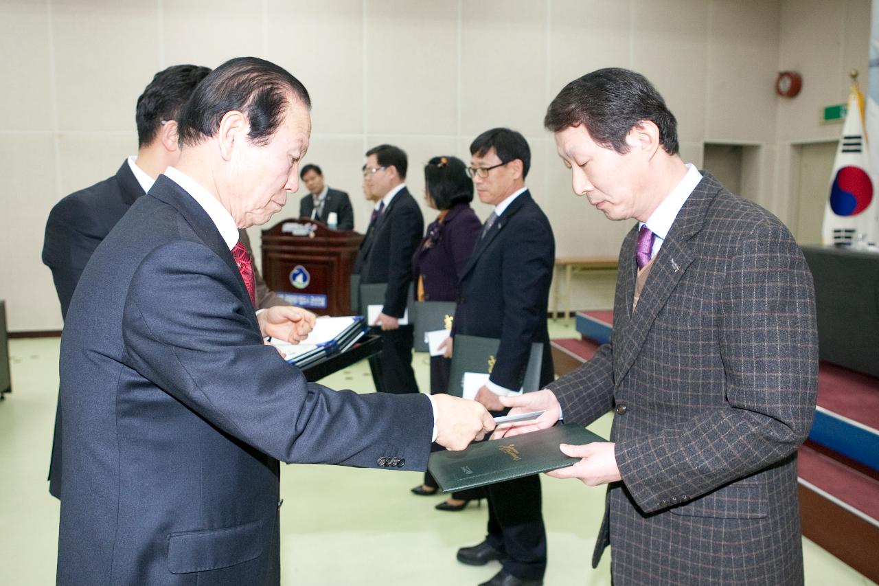 조기집행 우수부서 표창을 수여하는 시장님. 상품을 전달하고있다.