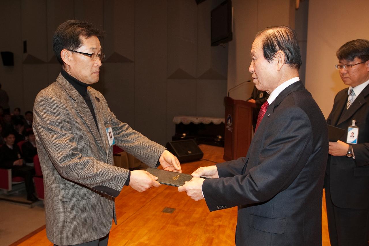 군산 시장님에게 사령교부를 받는 참석자.