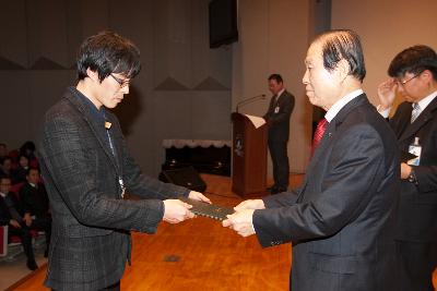 군산 시장님에게 사령교부를 받는 참석자.