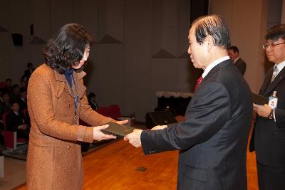 군산 시장님에게 사령교부를 받는 여성 참석자.